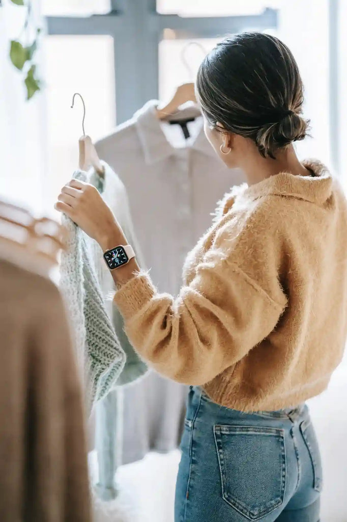 Entdecken Sie stilvolle und ästhetische Strickjacken, Pullover und Pullunder für Damen! In diesem Blogbeitrag zeigen wir Ihnen, wie Sie diese Kleidungsstücke in Ihren Alltag integrieren und gleichzeitig Komfort und Stil vereinen können.