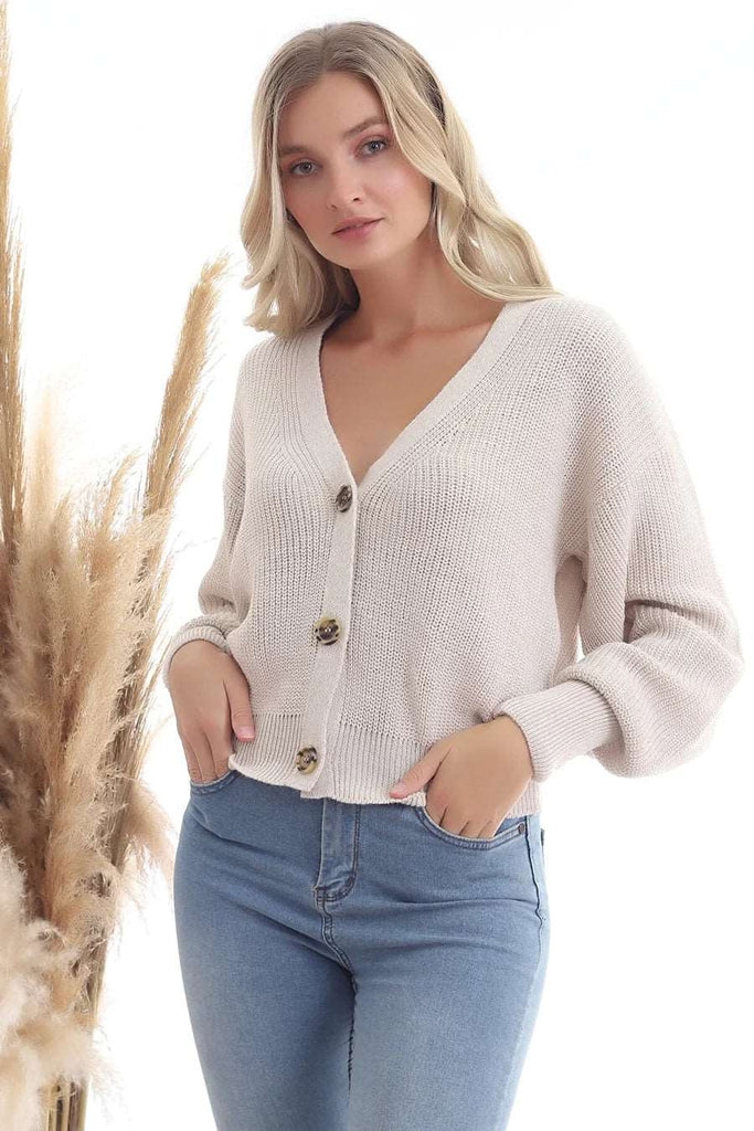 Diese kurze Strickjacke mit elegantem V-Ausschnitt und drei Knöpfen bringt Raffinesse und Komfort in einem unvergleichlichen Stil zusammen.  Die zeitlose Eleganz dieser Strickjacke macht sie zu einem vielseitigen Begleiter für verschiedene Anlässe. Mit ihrem charmanten Design und der praktischen Knopfleiste verleiht sie jedem Outfit eine stilvolle Note – ein unverzichtbares Element für modebewusste und selbstbewusste Auftritte.