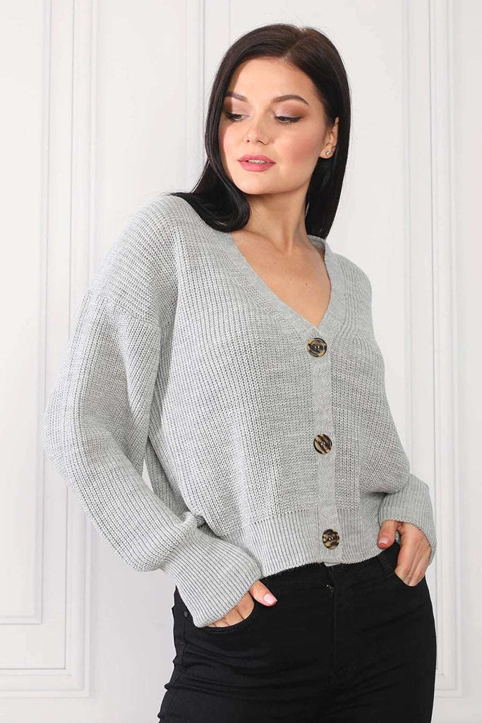 Diese kurze grau Strickjacke mit elegantem V-Ausschnitt und drei Knöpfen bringt Raffinesse und Komfort in einem unvergleichlichen Stil zusammen.  Die zeitlose Eleganz dieser grau Strickjacke macht sie zu einem vielseitigen Begleiter für verschiedene Anlässe. Mit ihrem charmanten Design und der praktischen Knopfleiste verleiht sie jedem Outfit eine stilvolle Note – ein unverzichtbares Element für modebewusste und selbstbewusste Auftritte.