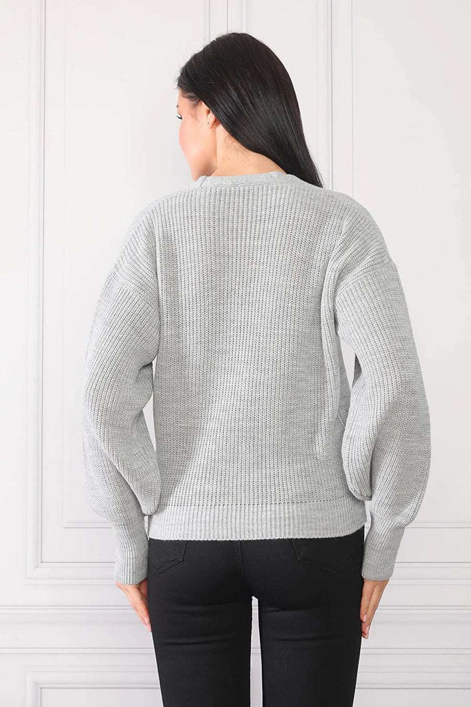 Diese kurze grau Strickjacke mit elegantem V-Ausschnitt und drei Knöpfen bringt Raffinesse und Komfort in einem unvergleichlichen Stil zusammen.  Die zeitlose Eleganz dieser grau Strickjacke macht sie zu einem vielseitigen Begleiter für verschiedene Anlässe. Mit ihrem charmanten Design und der praktischen Knopfleiste verleiht sie jedem Outfit eine stilvolle Note – ein unverzichtbares Element für modebewusste und selbstbewusste Auftritte.