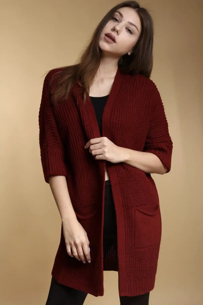 Ob lang oder kurz, diese lange Strickjacke mit diesem schwebenden Muster ist ein Kleidungsstück, das die Aufmerksamkeit auf sich zieht. Die Fledermausärmel sorgen nicht nur für einen lässigen Look, sondern auch für Komfort und Bewegungsfreiheit. Diese lange darkrote Strickjacke ist perfekt für jeden Anlass und gehört in jeden Kleiderschrank!