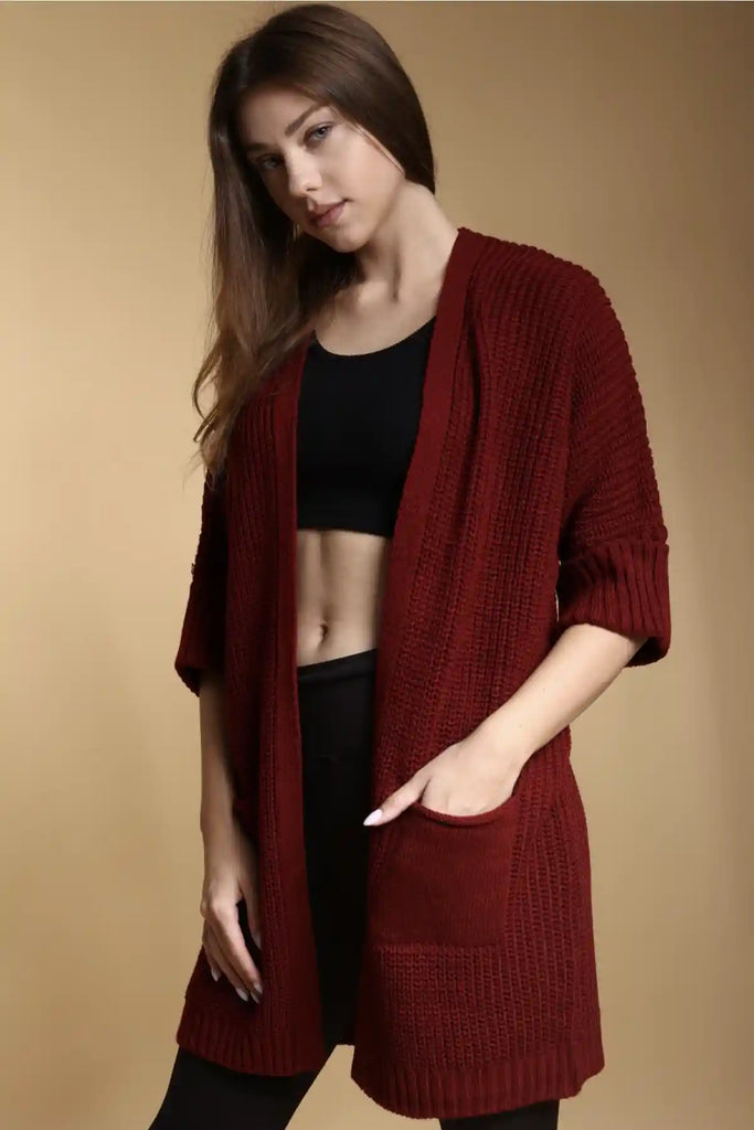 Ob lang oder kurz, diese lange Strickjacke mit diesem schwebenden Muster ist ein Kleidungsstück, das die Aufmerksamkeit auf sich zieht. Die Fledermausärmel sorgen nicht nur für einen lässigen Look, sondern auch für Komfort und Bewegungsfreiheit. Diese lange darkrote Strickjacke ist perfekt für jeden Anlass und gehört in jeden Kleiderschrank!